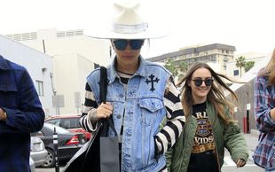 Ta gwiazda lubi odważne stylizacje (FOTO)