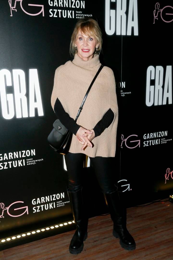 Julia Wieniawa w nietypowych butach na premierze spektaklu “Gra”. Towarzyszyli jej rodzice!