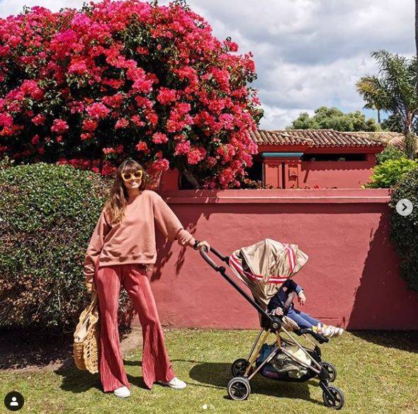 Romantyczne sukienki, wygodne botki, spodnie – dzwony: co Anna Lewandowska nosi na wiosnę?