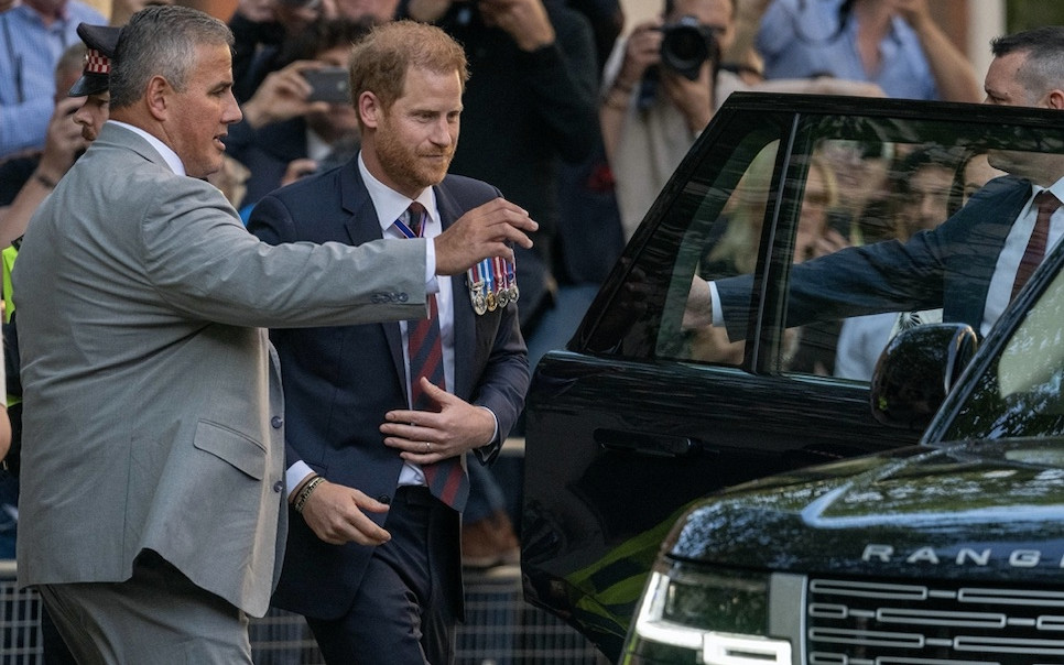 Książę Harry był w Londynie z prywatną ochroną, Meghan nawet nie opuściła lotniska w Anglii [zdjęcia]