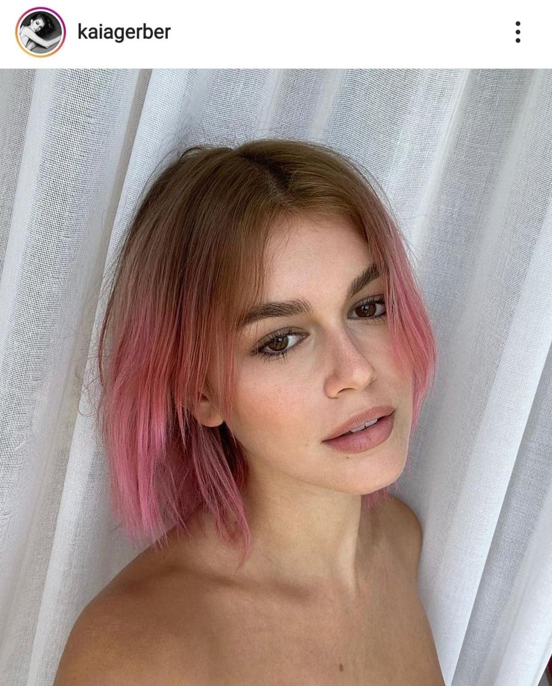 Kaia Gerber w różowych włosach