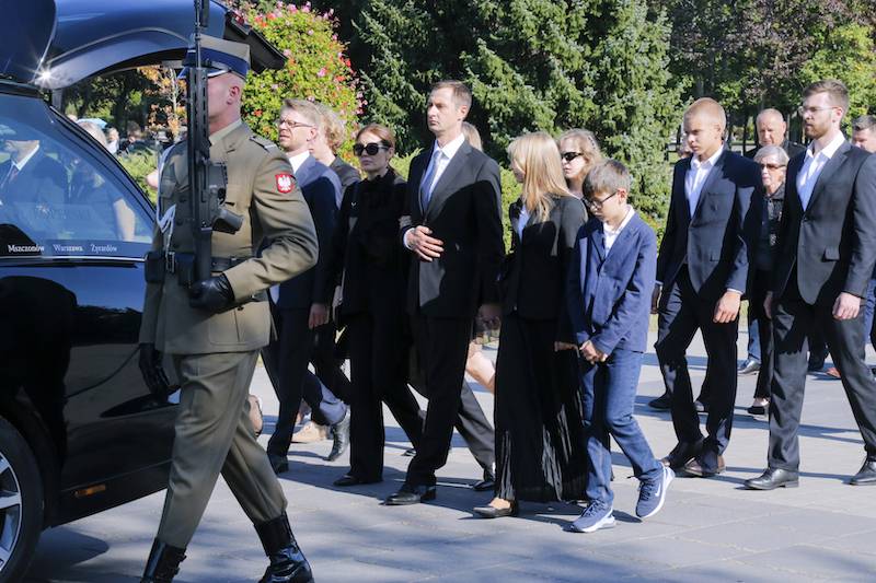 Pogrzeb Zbigniewa Lwa-Starowicza. Syn z rodziną w pierwszym rzędzie