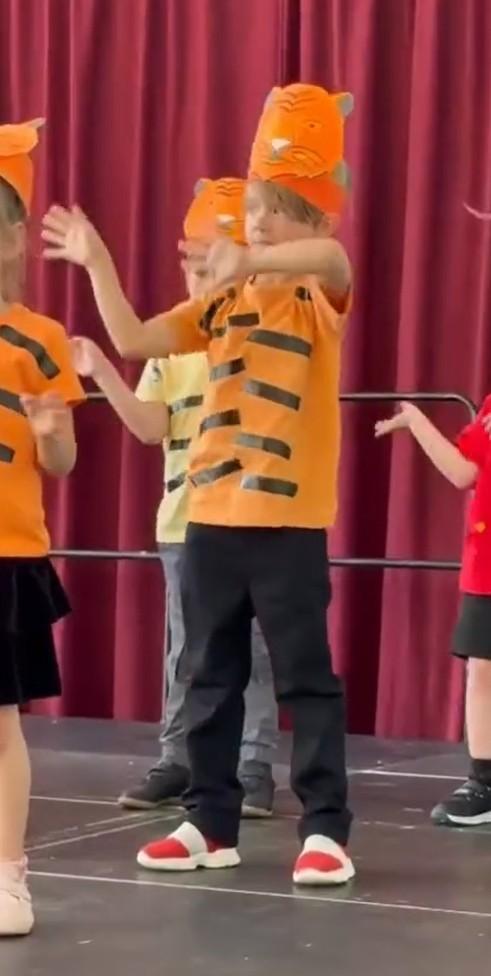 Henio Majdan dał show na szkolnym przedstawieniu, fot. Instagram