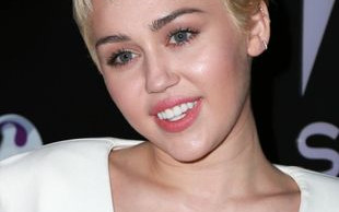 Miley Cyrus powiększyła piersi? (FOTO)