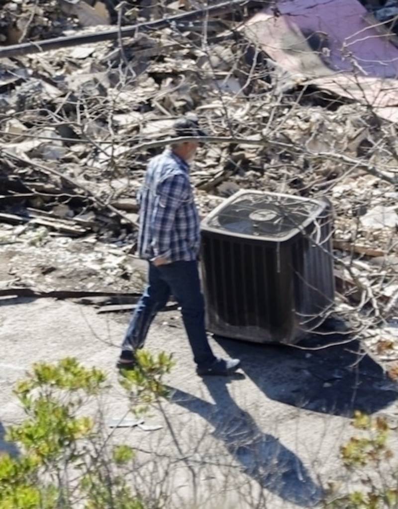 Smutny widok Mela Gibsona przy zgliszczach swojego domu. Strażacy zrobili dla niego wyjątek…