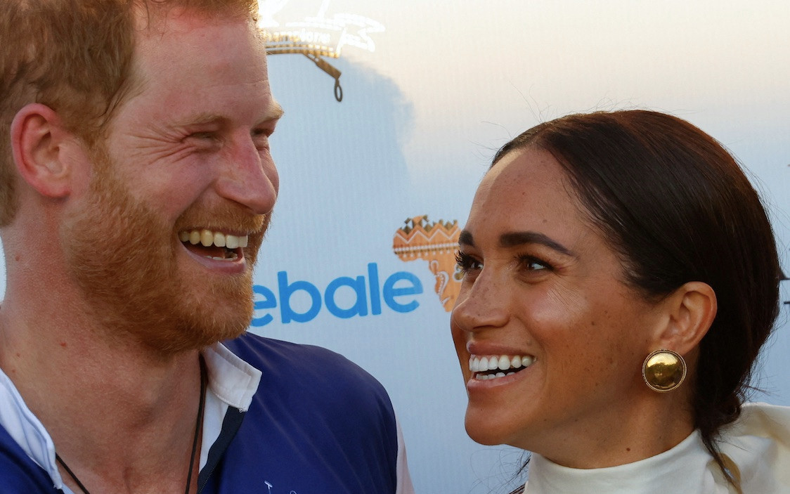 Już są pierwsze zdjęcia z afrykańskiej wycieczki księcia Harry’ego i Meghan [wideo]