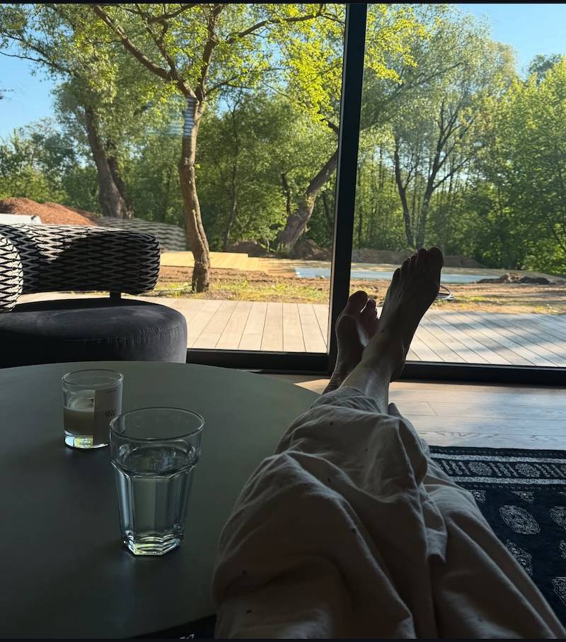 Agnieszka Dygant urządziła dom w lesie. Te okna i surowe wnętrza robią wrażenie! (FOTO)