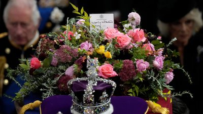 Tajemnicza kartka i niezwykle ważne kwiaty na trumnie królowej Elżbiety II. Co oznaczają?