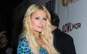 Paris Hilton i jej fioletowe cętki (FOTO)
