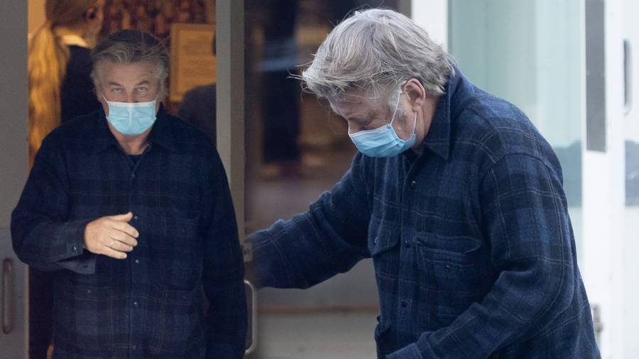 Alec Baldwin ukrywa twarz przed paparazz