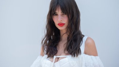 Emily Ratajkowski w prześwitującej sukience bryluje na imprezie z największymi gwiazdami