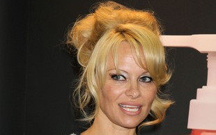 Pamela Anderson przefarbowała włosy (FOTO)