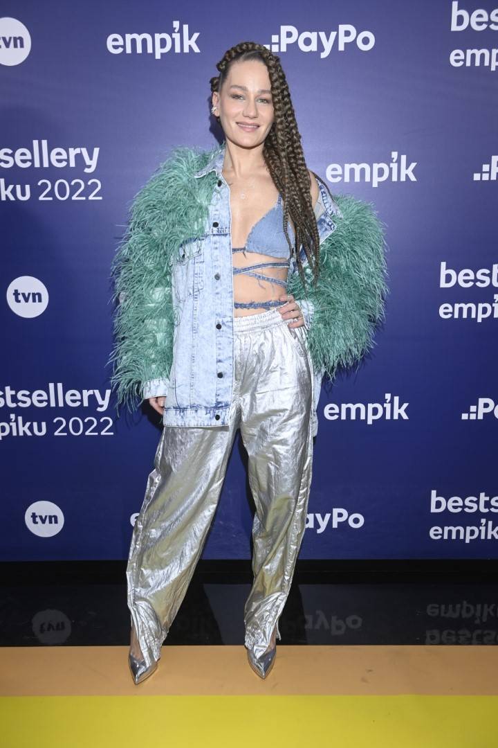 Bestsellery Empiku 2022: Doda świeci nóżką i dekoltem, limonkowa Joanna Opozda, ciężarna Sylwia Przybysz z mężem