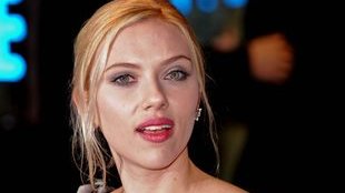 Walczą o sukienkę Scarlett Johansson