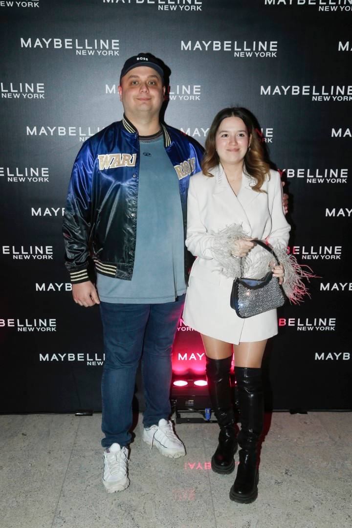 Zjazd celebrytek i tiktokerek na evencie Maybelline: opalona Klaudia Halejcio eksponuje pierścionek, Ida Nowakowska i Emilia Dankwa świecą brzuchami