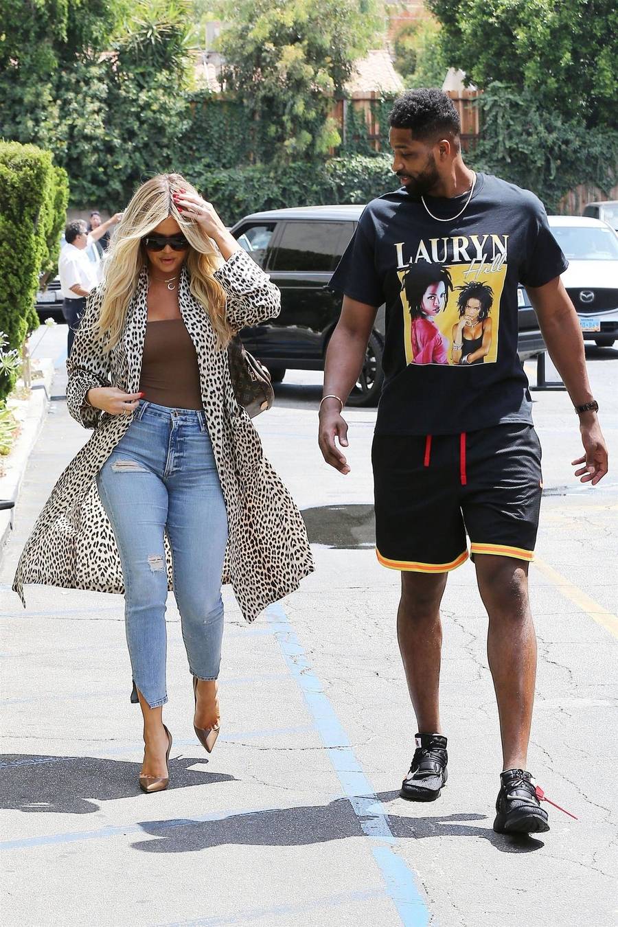 Khloe w płaszczu w PANTERKĘ na lunchu z Tristanem