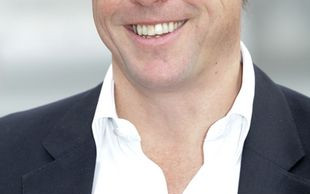 Siwy i pomarszczony Hugh Grant (FOTO)