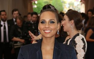 Alicia Keys dotrzymała słowa – nie maluje się nawet na scenę (FOTO)