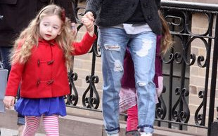 Modna mama w drodze do szkoły (FOTO)