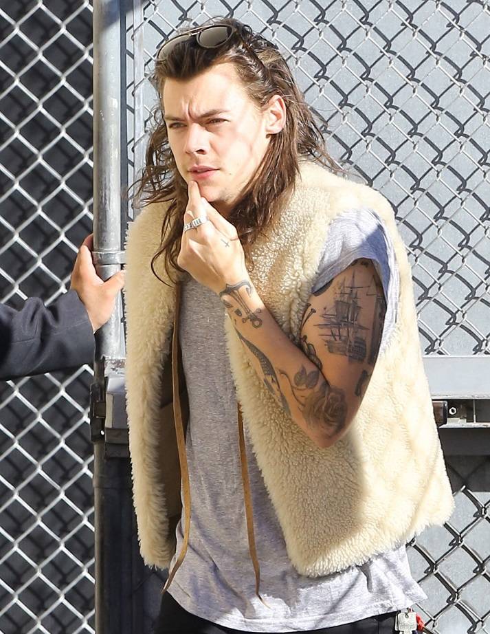 Harry Styles kończy 29 lat. Zaczynał karierę jako 16-latek (STARE ZDJĘCIA)