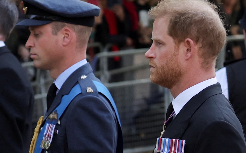 Król zezwolił Harry’emu założyć mundur na pogrzeb królowej