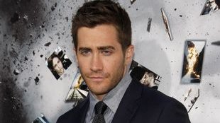 Zachwycający Jake Gyllenhaal sam na premierze (FOTO)