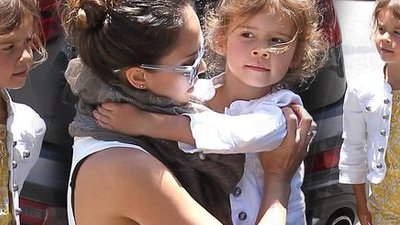 Córka Jessiki Alby nie stroi fochów jak Suri Cruise (FOTO)