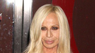 Czemu Donatella Versace zawdzięcza swój wygląd?