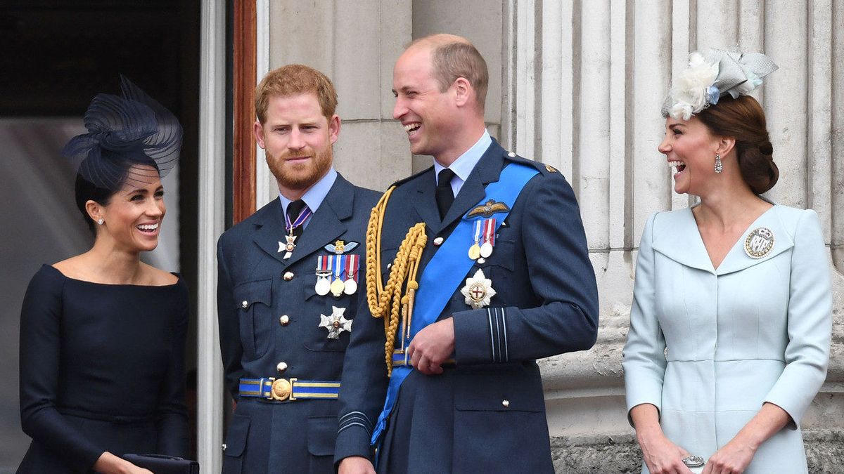 Cambridge'owie i Sussexowie na balkonie fot.The Mega Agency / Forum