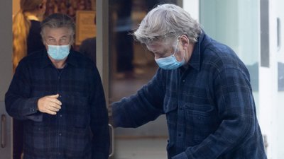 Alec Baldwin ukrywa twarz przed paparazzi (ZDJĘCIA)