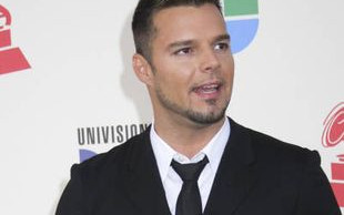 Co mają wspólnego Ricky Martin i tusz do rzęs?