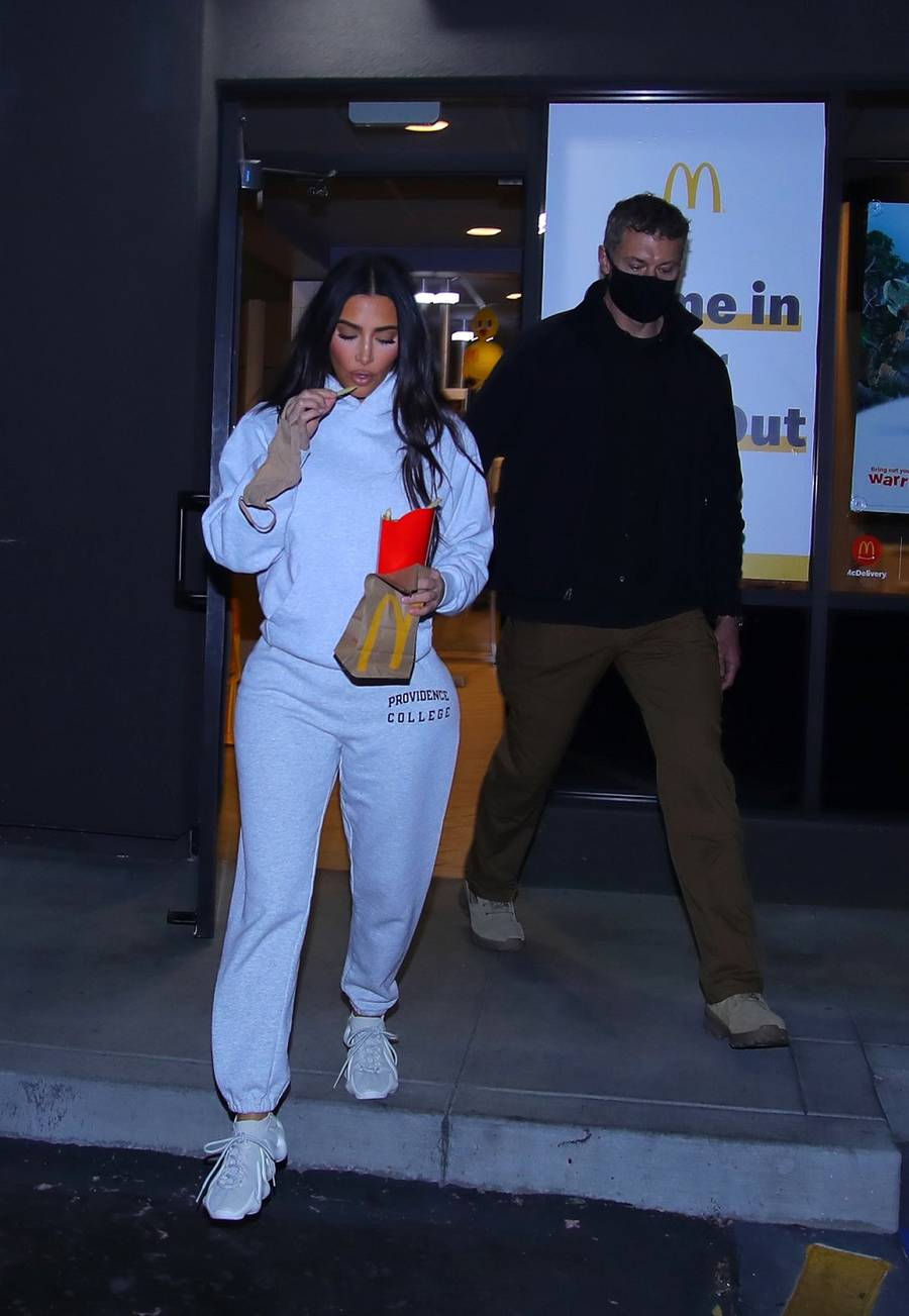 Kim Kardashian wychodzi z McDonald'a.