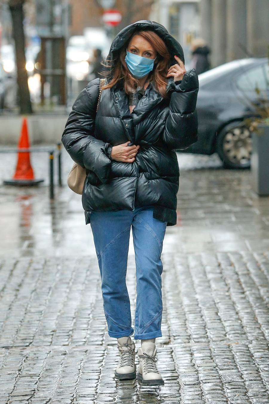 Anna Kalczyńska pod studiem DD TVN