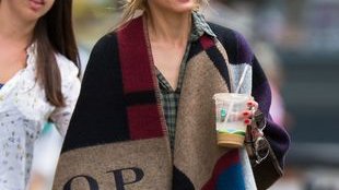 Olivia Palermo kusi nogami i odstrasza dekoltem (FOTO)