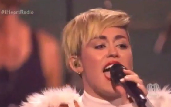 Miley Cyrus na scenie wystąpiła praktycznie TOPLESS (FOTO)