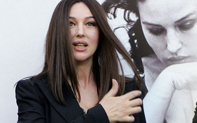 Monica Bellucci promuje swoje kształty (FOTO)