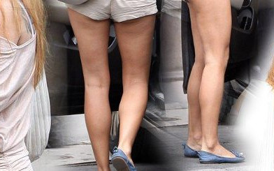 Seksowne szorty, odsłonięte ramię (FOTO)