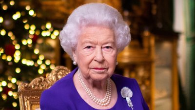 Królowa Elżbieta, jak co roku wygłosiła specjalne orędzie. Uwagę zwraca to, co znajduje się na stoliku