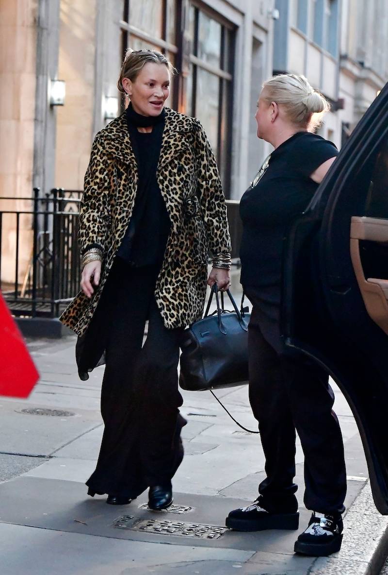 Kate Moss ostatnio skończyła 51 lat! Tak wygląda na żywo zaraz po wyjściu od fryzjera (FOTO)