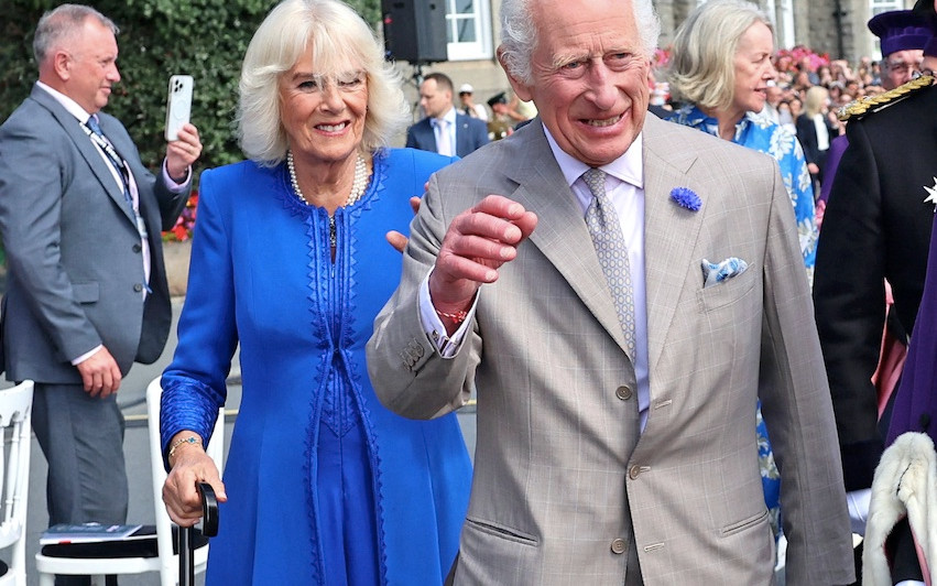 Król Karol nosi specjalną “bransoletkę przyjaźni”. Łączy go z wnuczką wyjątkowa więź?