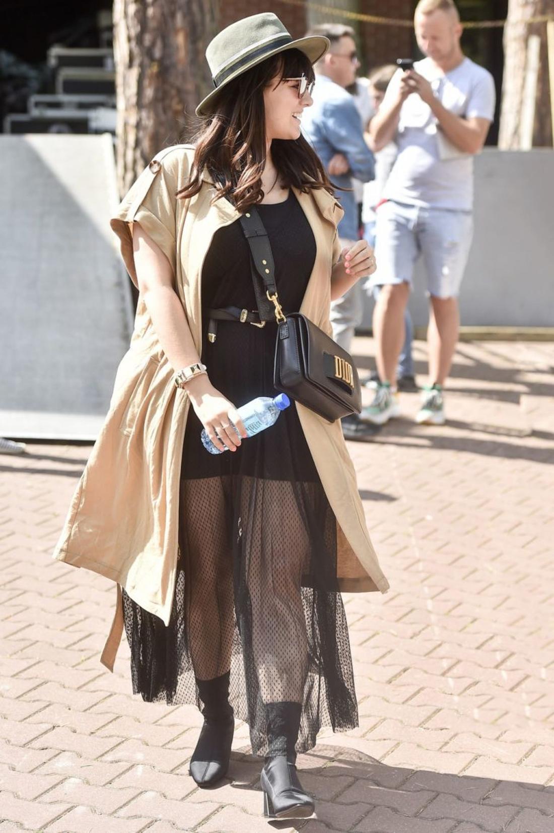 Ewa Farna w modnej stylizacji i kapeluszu. 