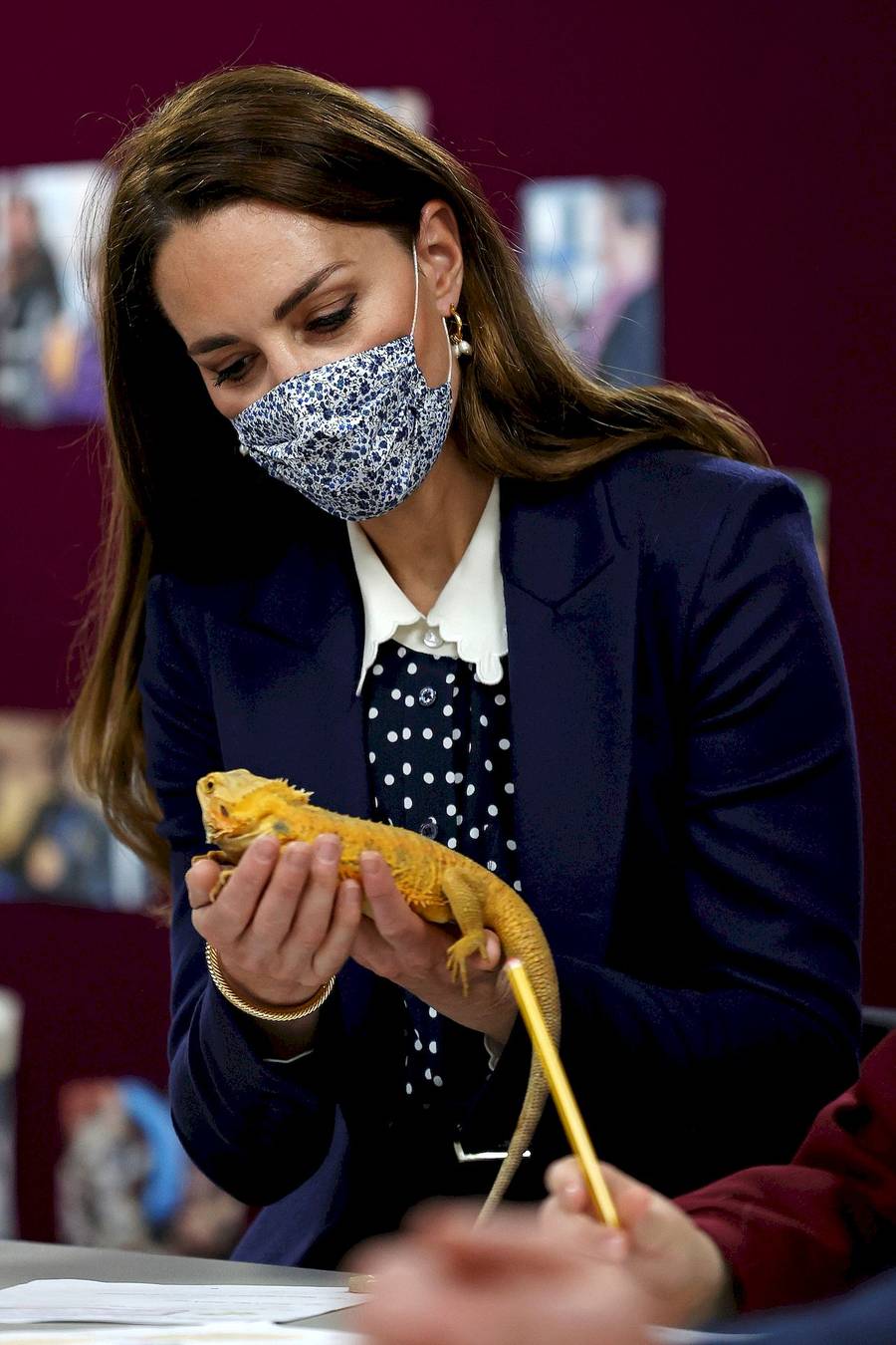 Księżna Kate bierze na ręce jaszczurkę i gra z Williamem w ping-ponga. Takich spodni dawno nie miała na sobie (ZDJĘCIA)