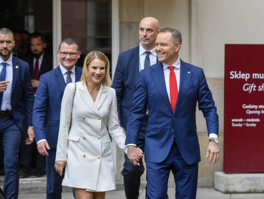 Karol Nawrocki odebrał uchwałę PKW! Była z nim żona – nie szczędzili sobie czułości