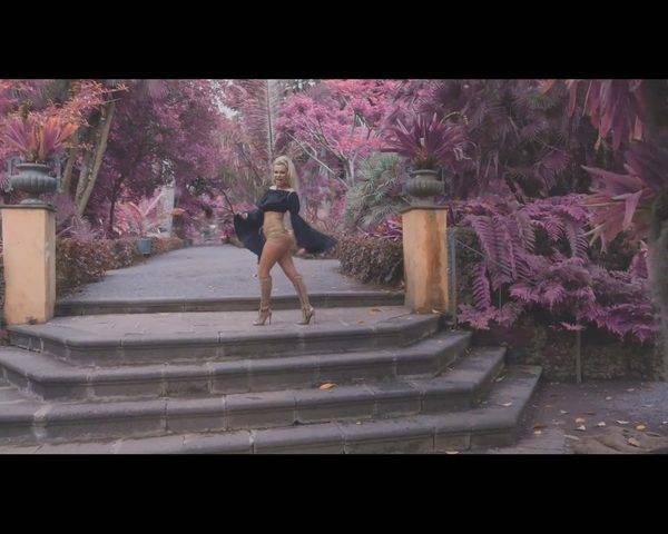 Doda w teledysku Nie pytaj mnie