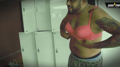 Dwaj DJ-e powiększyli sobie piersi [VIDEO]