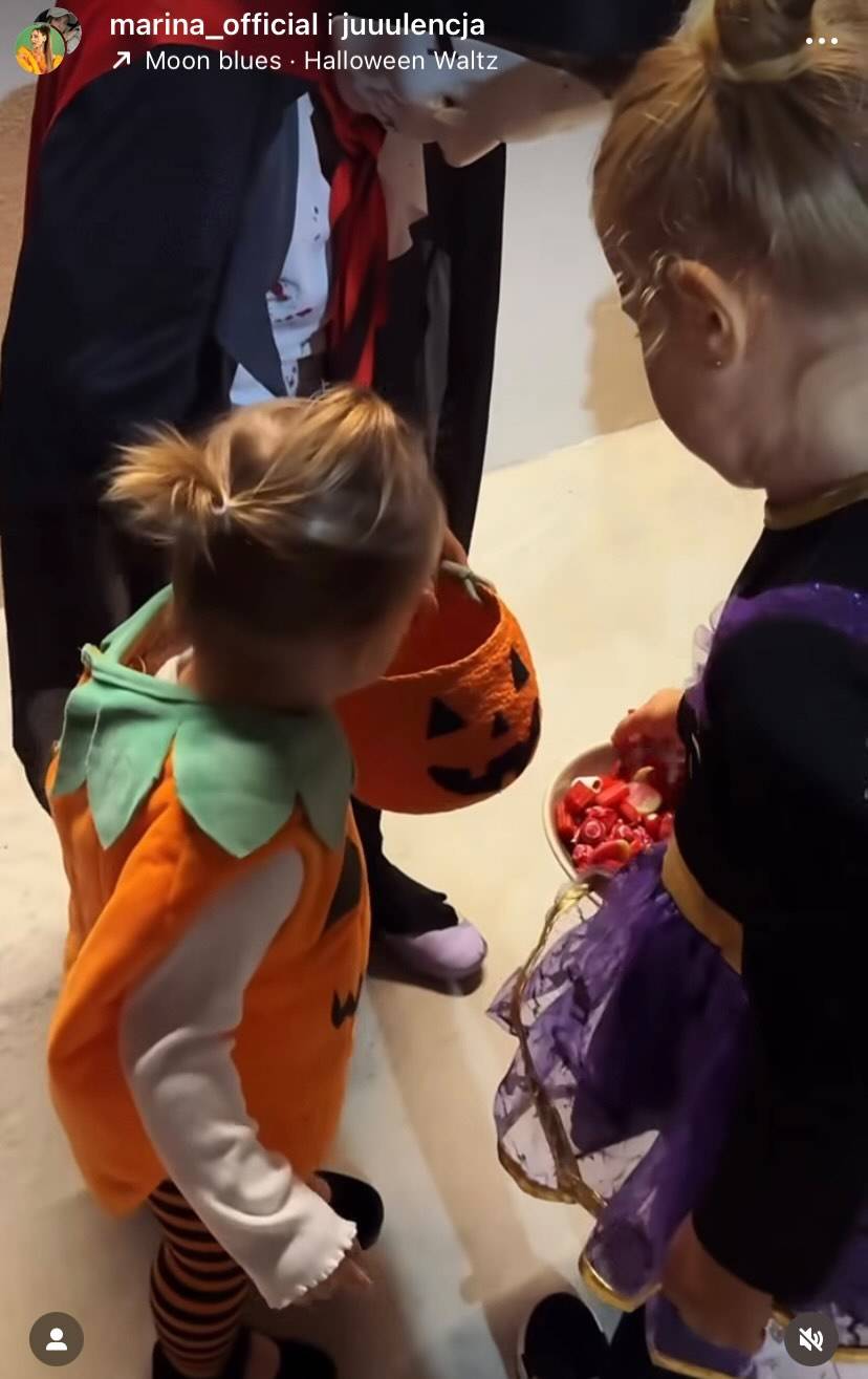 Szok! Noelia Szczęsna poszła zbierać cukierki na Halloween. Ona już tak drepta? (WIDEO)