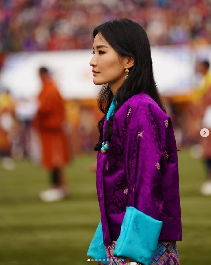 Okrzyknięto ją “najpiękniejszą królową świata” i “księżną Kate Himalajów”. Kim jest Jetsun Pema?