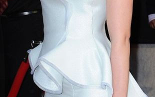 Scarlett Johansson poci się na czerwonym dywanie