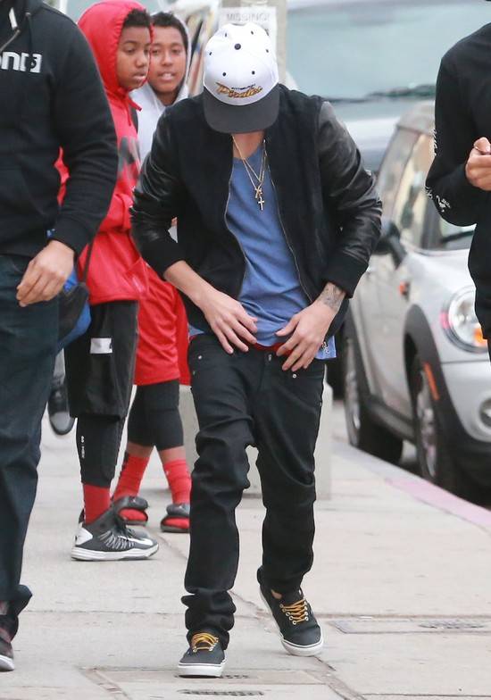Justin Bieber nosi za luźne spodnie