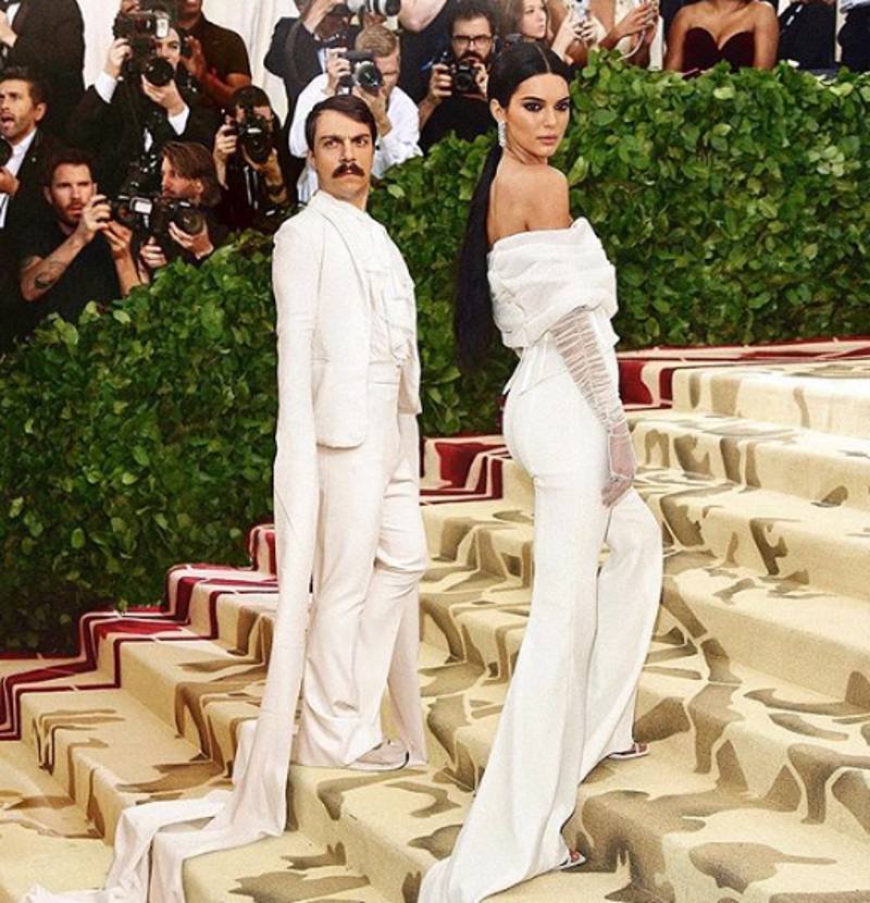 Ten mężczyzna to “bliźniak” Kendall Jenner. Jest na każdym jej zdjęciu!